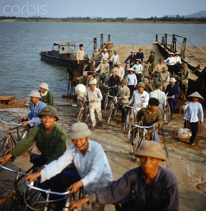 Hình ảnh người dân ở phía đông nam Đồng Hới đang dắt xe đạp sau khi đi phà qua bên này sông. Ảnh chụp ngày 1/3/1973 của Werner Schulze/dpa/Corbis